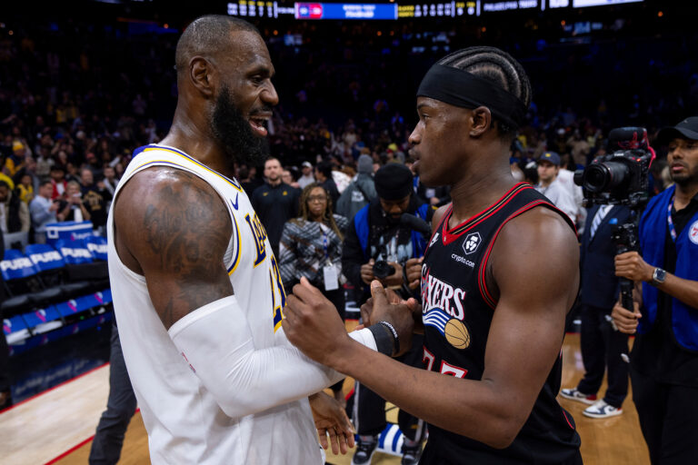 LeBron James (L), l'attaquant des Los Angeles Lakers, s'entretient avec le garde des Philadelphia 76ers, VJ Edgecombe, après un match de la National Basketball Association à Philadelphie, Pennsylvanie, États-Unis, le 7 décembre 2025. /VCG