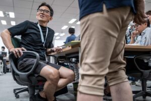 Japan: the long summer that undresses the ‘salarymen’, and the taboo of shorts