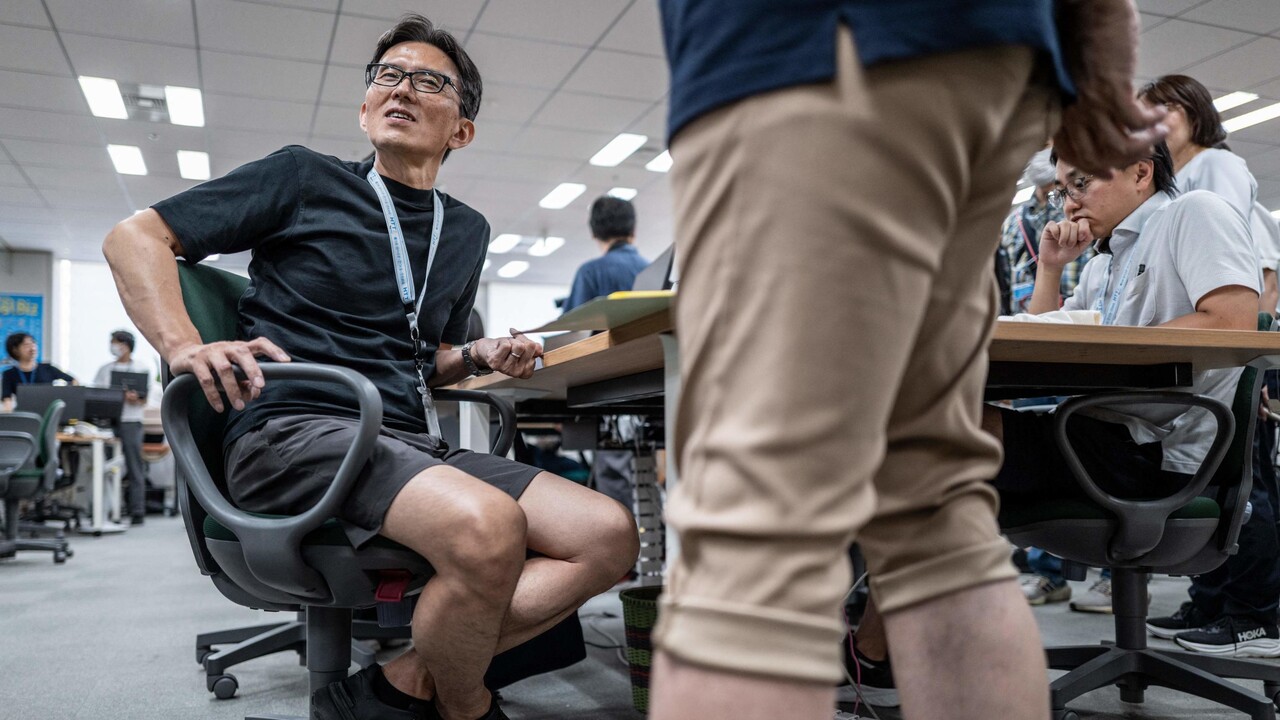 Japan: the long summer that undresses the 'salarymen', and the taboo of shorts