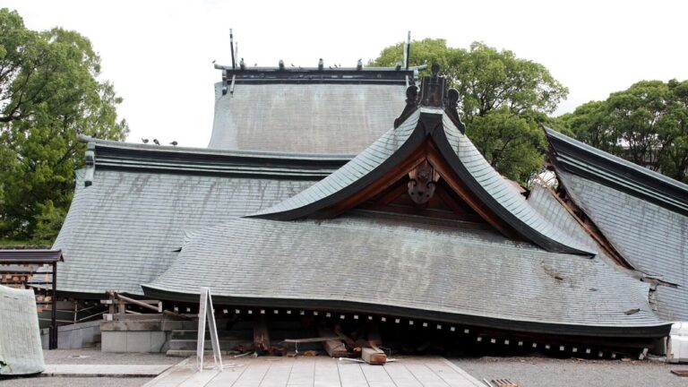 Japan trembles, collapses and deaths after a violent 7.1 tremor 
                  
