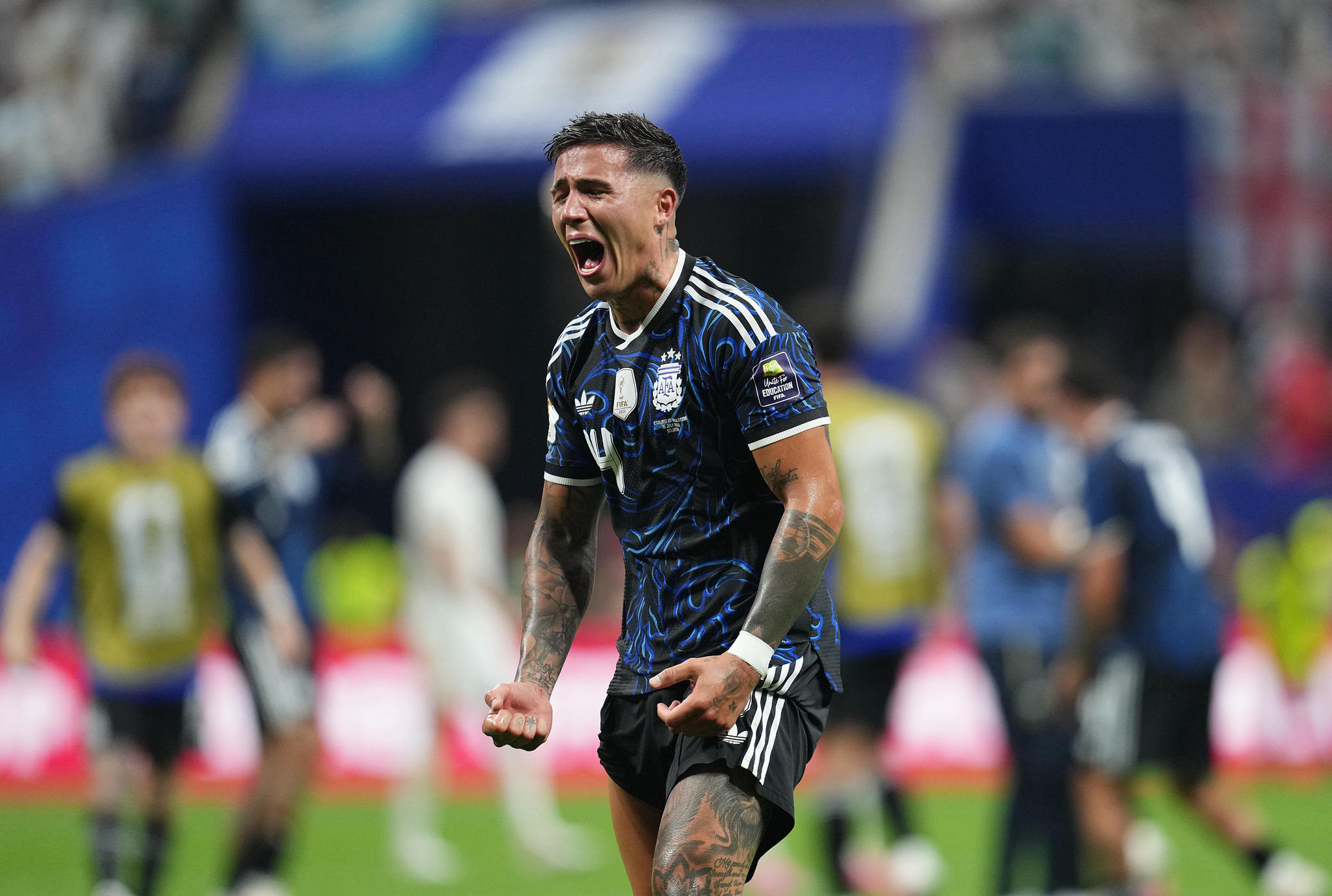 Le milieu de terrain argentin Enzo Fernandez célèbre après avoir marqué un but contre l'Angleterre lors d'une demi-finale de la Coupe du Monde de la FIFA 2026 à Atlanta, Géorgie, États-Unis, le 15 juillet 2026. /VCG
