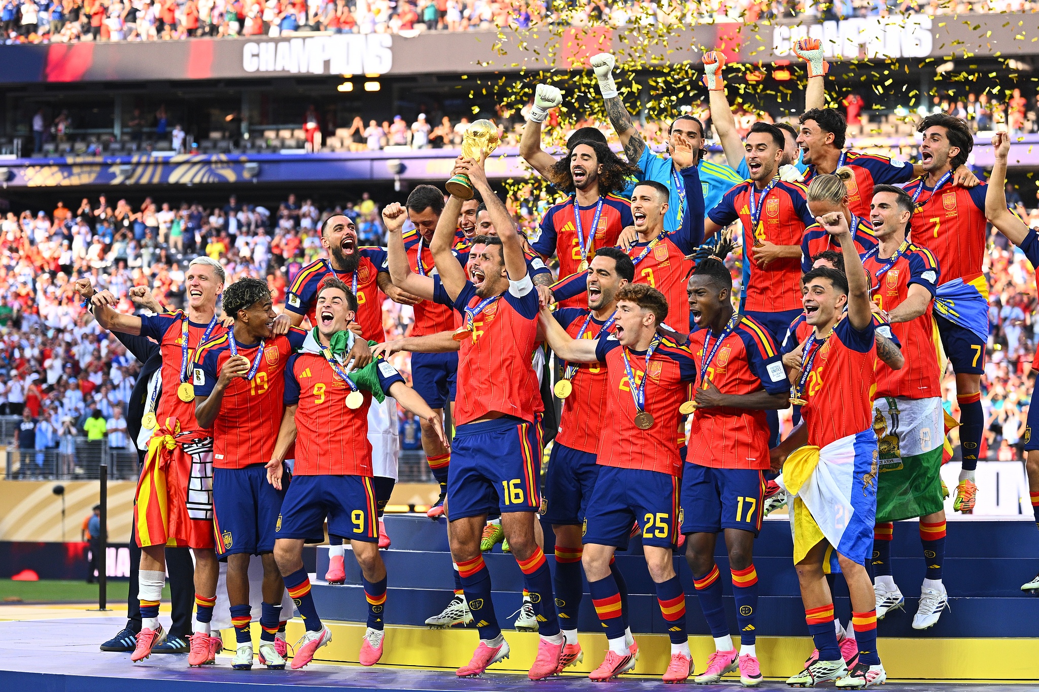 Les joueurs espagnols célèbrent après avoir battu l'Argentine 1-0 en prolongation pour remporter la finale de la Coupe du Monde de la FIFA 2026 à East Rutherford, New Jersey, États-Unis, le 19 juillet 2026. /VCG