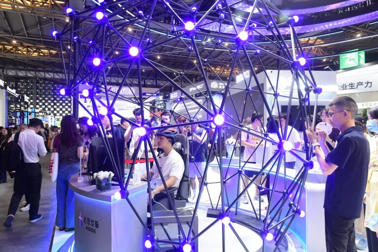 Les visiteurs découvrent une interface cerveau-ordinateur lors de la Conférence mondiale sur l'intelligence artificielle 2026 à Shanghai, en Chine, le 17 juillet 2026. /VCG