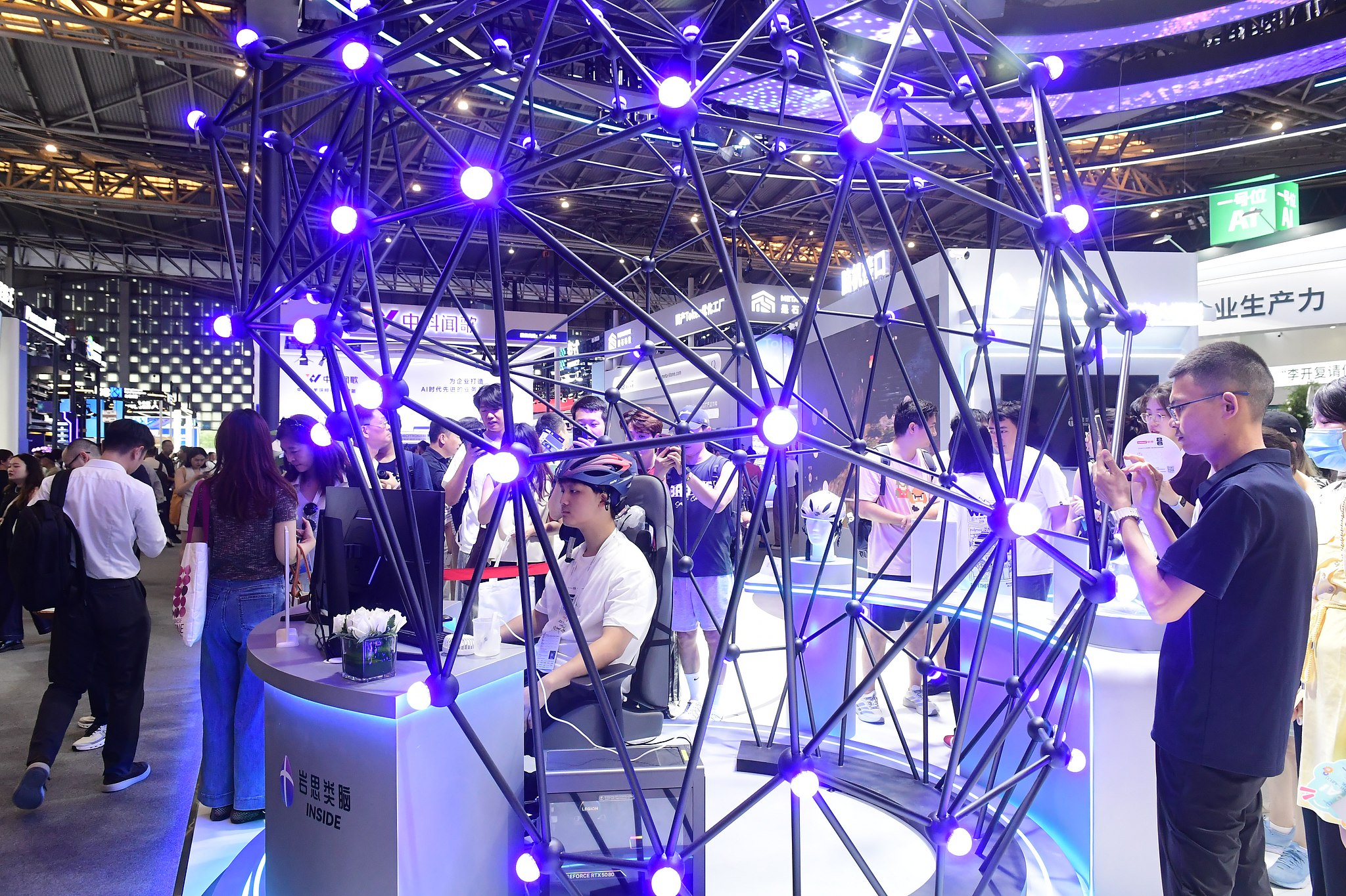 Les visiteurs découvrent une interface cerveau-ordinateur lors de la Conférence mondiale sur l'intelligence artificielle 2026 à Shanghai, en Chine, le 17 juillet 2026. /VCG