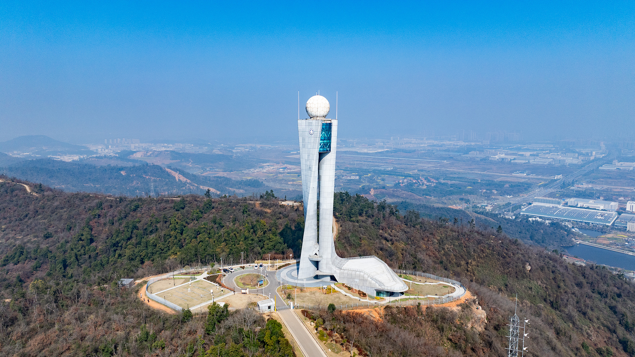 Une tour radar météorologique à Wuhan, province du Hubei, centre de la Chine, le 23 mars 2026. /VCG