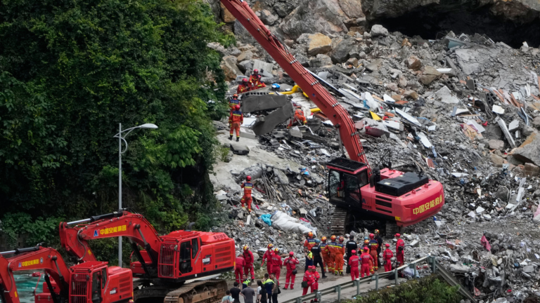 Les sauveteurs utilisent une machine robuste pour nettoyer les décombres afin de rechercher des victimes coincées sur les lieux d'un glissement de terrain dans le comté de Pengshui, à Chongqing, dans le sud-ouest de la Chine, le 18 juillet 2026. /VCG