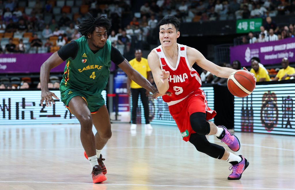 L'arrière chinois Pang Zhenglin (à droite) affronte l'arrière camerounais Valentin Lele lors d'un match de basket-ball lors de la Coupe internationale de solidarité à Haikou, dans la province chinoise de Hainan (sud), le 27 juillet 2026. /Xinhua