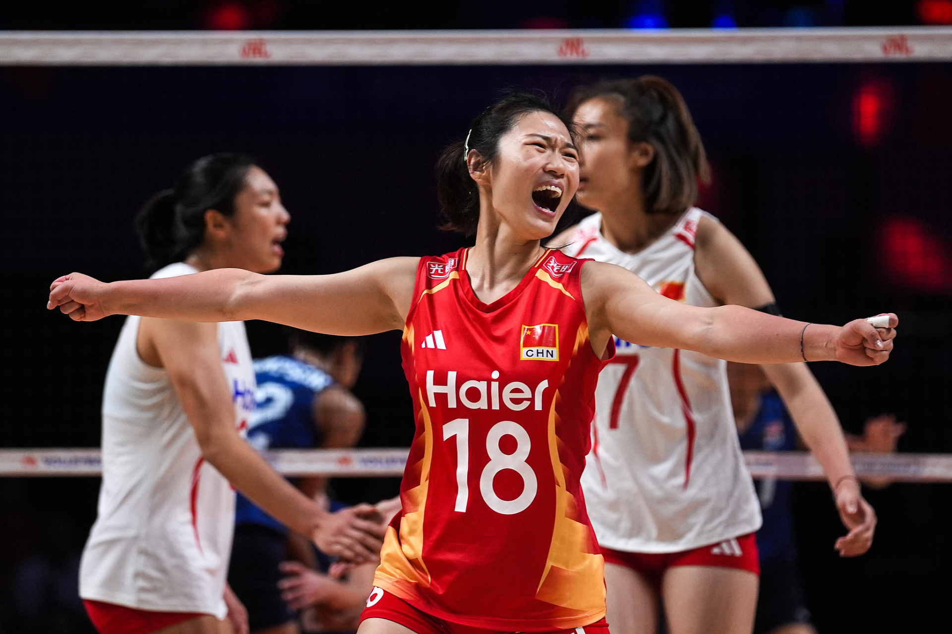 Les joueuses chinoises célèbrent après avoir marqué un point lors de leur affrontement en quart de finale contre les États-Unis lors de la finale de la Ligue des nations de volleyball féminin de la FIVB dans la région administrative spéciale de Macao en Chine, le 23 juillet 2026. /VCG