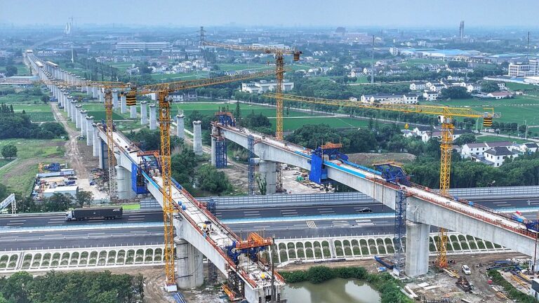 Construction du tronçon Zhangjiagang du chemin de fer à grande vitesse Nantong-Suzhou-Jiaxing-Ningbo à Zhangjiagang, province du Jiangsu, le 20 juillet 2026. /VCG