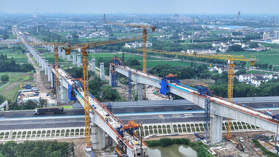 Construction du tronçon Zhangjiagang du chemin de fer à grande vitesse Nantong-Suzhou-Jiaxing-Ningbo à Zhangjiagang, province du Jiangsu, le 20 juillet 2026. /VCG