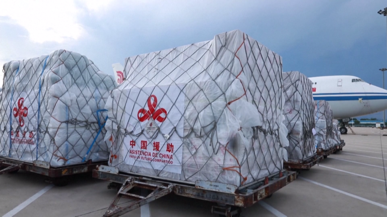 Le premier lot de fournitures de secours humanitaire d'urgence fourni par le gouvernement chinois au Venezuela est expédié depuis l'aéroport international de Pékin, en Chine, le 5 juillet 2026. /VCG
