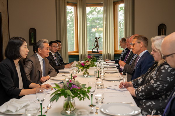 Le président finlandais Alexander Stubb s'entretient avec le ministre chinois des Affaires étrangères Wang Yi à Turku, dans le sud-ouest de la Finlande, le 5 juillet 2026. /Ministère chinois des Affaires étrangères