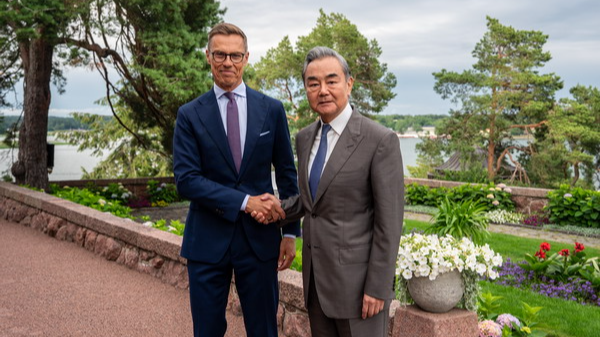 Le président finlandais Alexander Stubb (à gauche) serre la main du ministre chinois des Affaires étrangères Wang Yi à Turku, dans le sud-ouest de la Finlande, le 5 juillet 2026. /Ministère chinois des Affaires étrangères