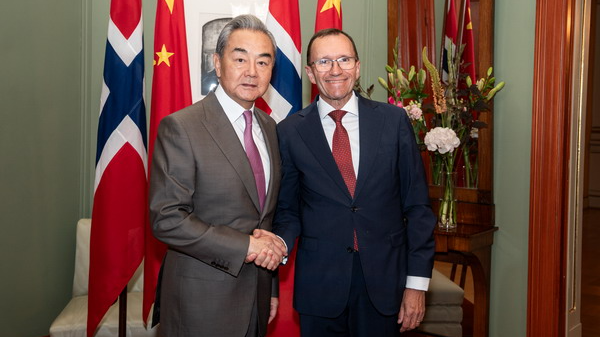 Le ministre chinois des Affaires étrangères Wang Yi rencontre le ministre norvégien des Affaires étrangères Espen Barth Eide à Oslo, en Norvège, le 6 juillet 2026. / Ministère chinois des Affaires étrangères