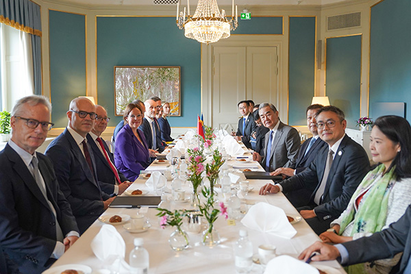 Le ministre chinois des Affaires étrangères Wang Yi, également membre du Bureau politique du Comité central du Parti communiste chinois, s'entretient avec la ministre suédoise des Affaires étrangères Maria Malmer Stenergard à Stockholm, en Suède, le 4 juillet 2026. /Ministère chinois des Affaires étrangères