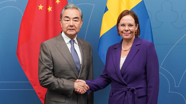 Le ministre chinois des Affaires étrangères Wang Yi (à gauche), également membre du Bureau politique du Comité central du Parti communiste chinois, s'entretient avec la ministre suédoise des Affaires étrangères Maria Malmer Stenergard à Stockholm, en Suède, le 4 juillet 2026. /Ministère chinois des Affaires étrangères