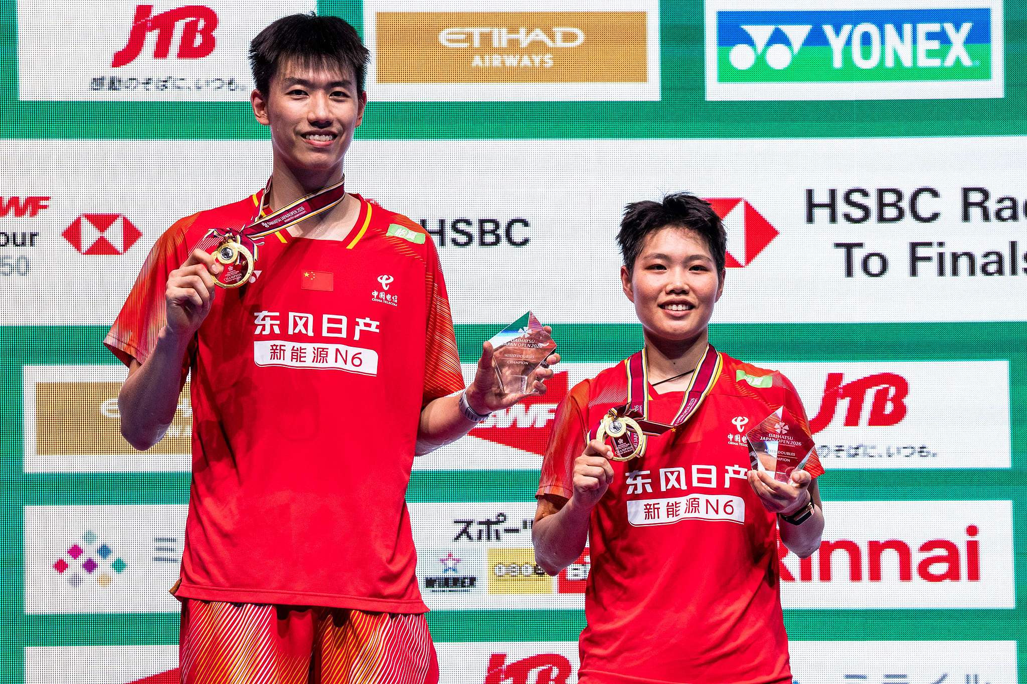 Les Chinois Feng Yanzhe (à gauche) et Huang Dongping affichent leurs récompenses après avoir battu Tang Chun Man et Tse Ying Suet de la RAS chinoise de Hong Kong (région administrative spéciale) lors de la finale du double mixte à l'Open du Japon de la BWF à Tokyo, au Japon, le 19 juillet 2026. /VCG