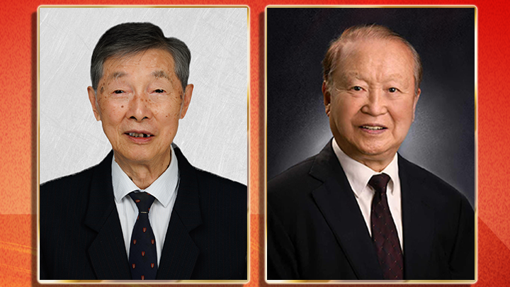 Chen Liquan (à gauche), pionnier des batteries au lithium, et Ben De, expert en radars, ont remporté le prix national chinois de la science et de la technologie pour 2025 à Pékin, le 8 juillet 2026. /CMG