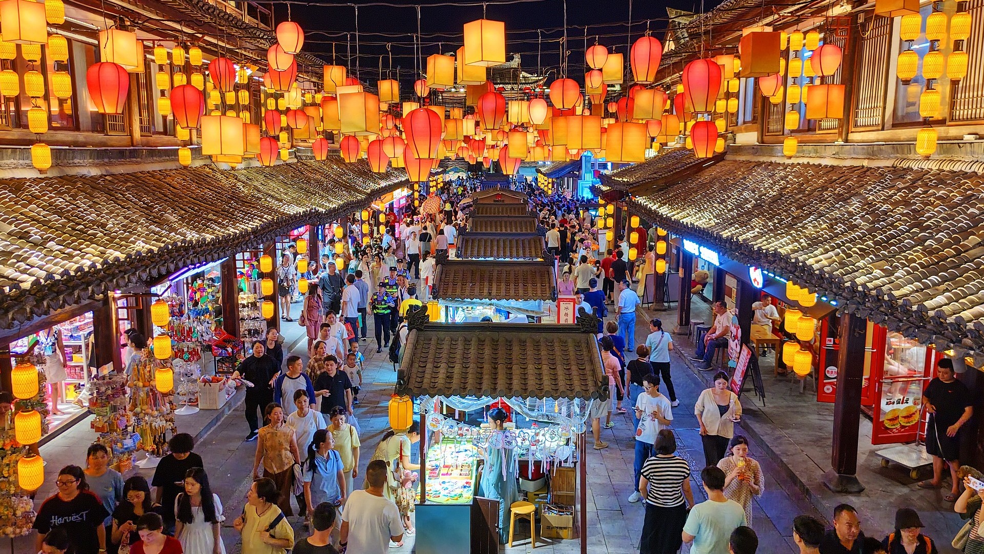 Des touristes explorent un quartier culturel historique, profitant de la cuisine locale et des activités de loisirs pendant la saison estivale à Ganzhou, dans la province du Jiangxi (est de la Chine), le 18 juillet 2026. /VCG