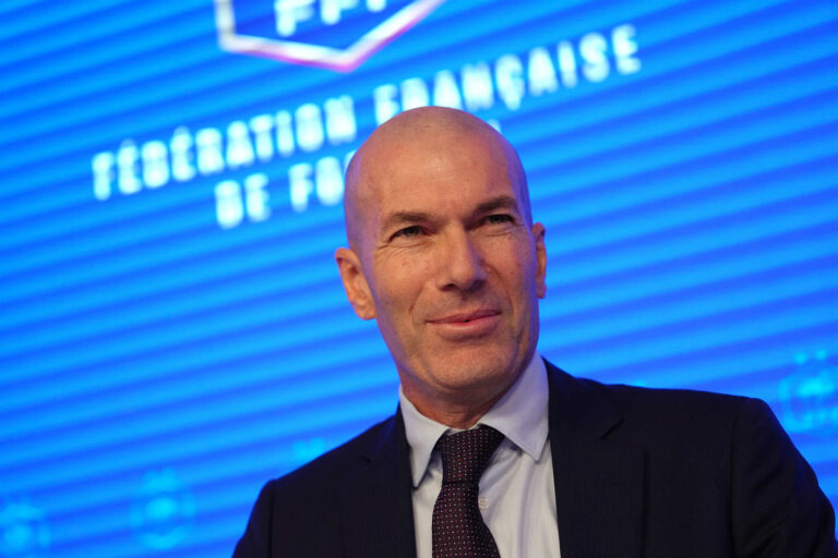 Zinedine Zidane sourit lors d'une conférence de presse au siège de la Fédération française de football à Paris, France, le 28 juillet 2026. /VCG
