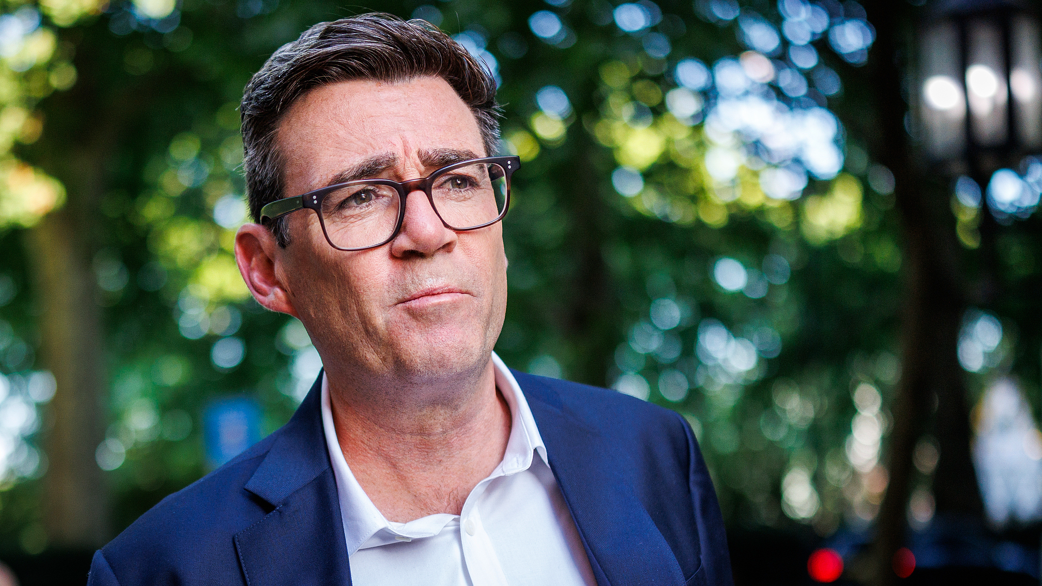 Le député travailliste Andy Burnham quitte les studios Millbank après avoir pris la parole lors de l'émission Andrew Marr de LBC à Londres, en Angleterre, le 2 juillet 2026. /VCG