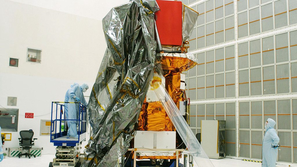 Le télescope spatial Swift en cours de déballage dans le Hangar AE de la base aérienne de Cap Canaveral au Kennedy Space Center, en Floride, aux États-Unis, le 31 juillet 2004. /VCG