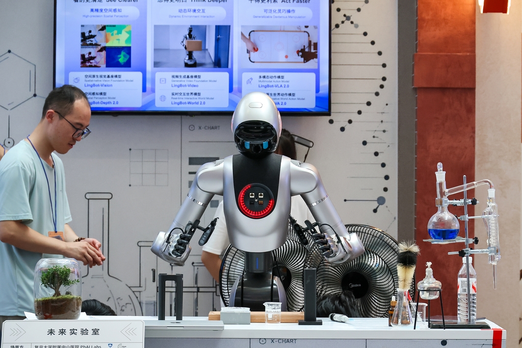 Un robot humanoïde est vu lors de la Conférence mondiale sur l'intelligence artificielle (WAIC) 2026 à Shanghai, en Chine, le 16 juillet 2026. /IC