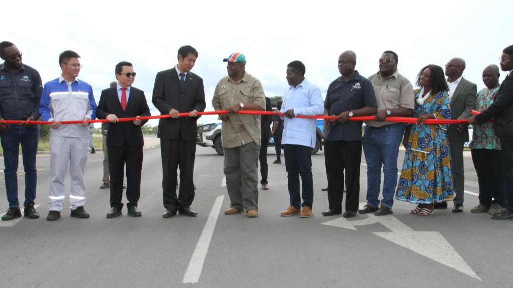 John Mutorwa (5e à gauche), vice-Premier ministre et ministre des Travaux publics et des Transports de Namibie, et des représentants de la Chine et de la Namibie ont coupé le ruban lors de l'ouverture officielle de la route John Mutorwa construite par la Chine à Rundu, en Namibie, le 14 mars 2025. /Xinhua
