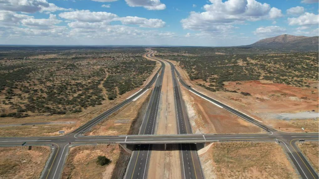 L'autoroute Dr. Hage G. Geingob, financée par la Chine, relie l'aéroport international Hosea Kutako au centre-ville de Windhoek. /Xinhua