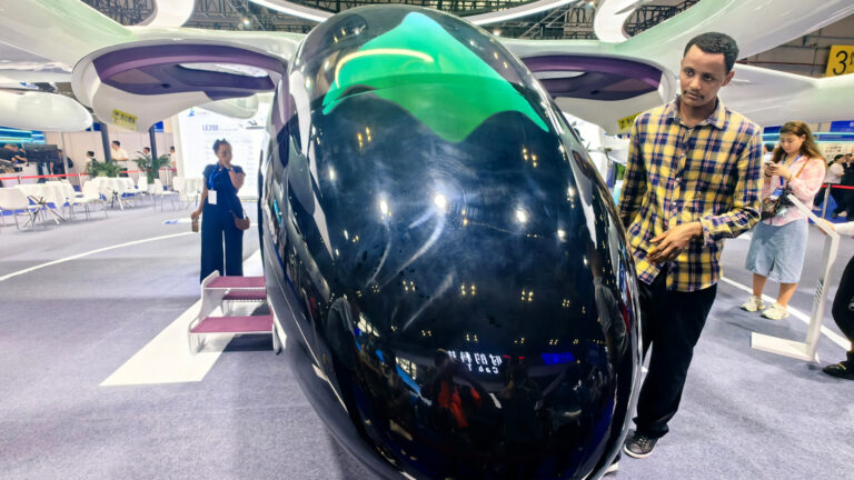 Des visiteurs internationaux inspectent un drone à l’Exposition internationale de l’économie à basse altitude à Shanghai, en Chine, le 22 juillet 2026. /VCG