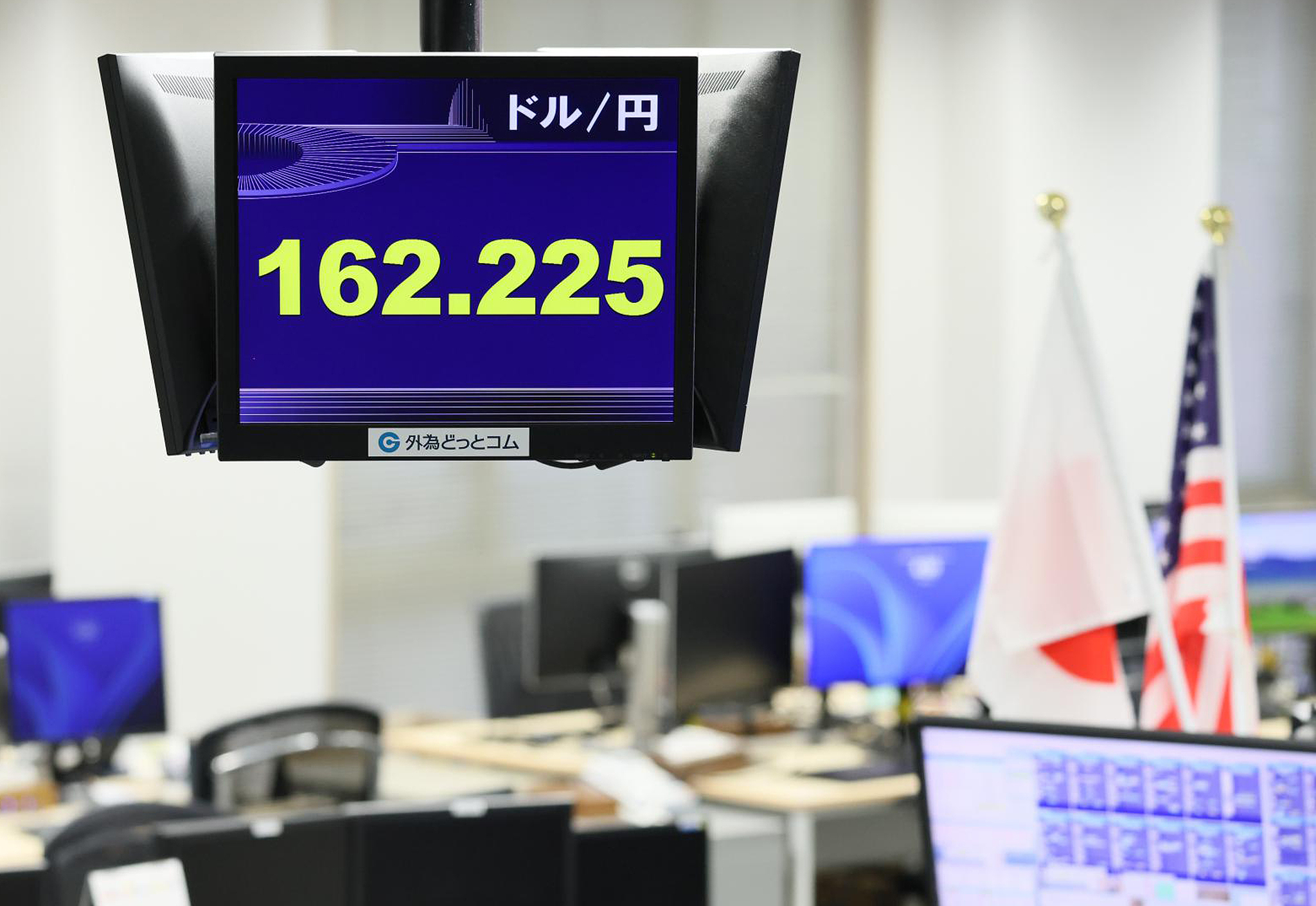 Un tableau électronique affiche le taux de change actuel du yen japonais par rapport au dollar américain dans le quartier de Minato, Tokyo, Japon, le 16 juillet 2026. /VCG
