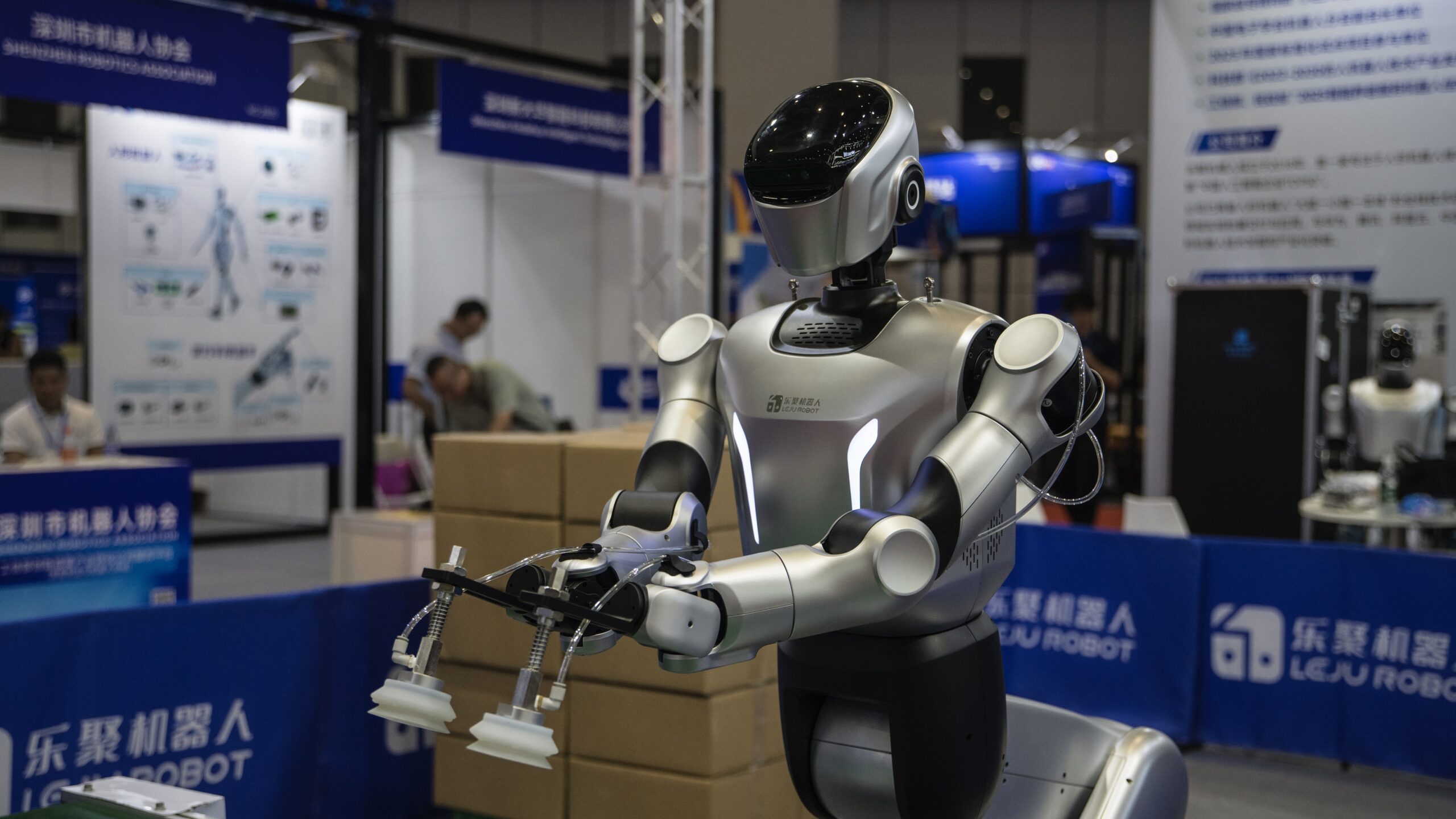 Un robot humanoïde industriel est exposé à l'exposition internationale de l'industrie de l'intelligence incorporée de Shanghai 2026, à Shanghai, en Chine, le 4 juillet 2026. /VCG