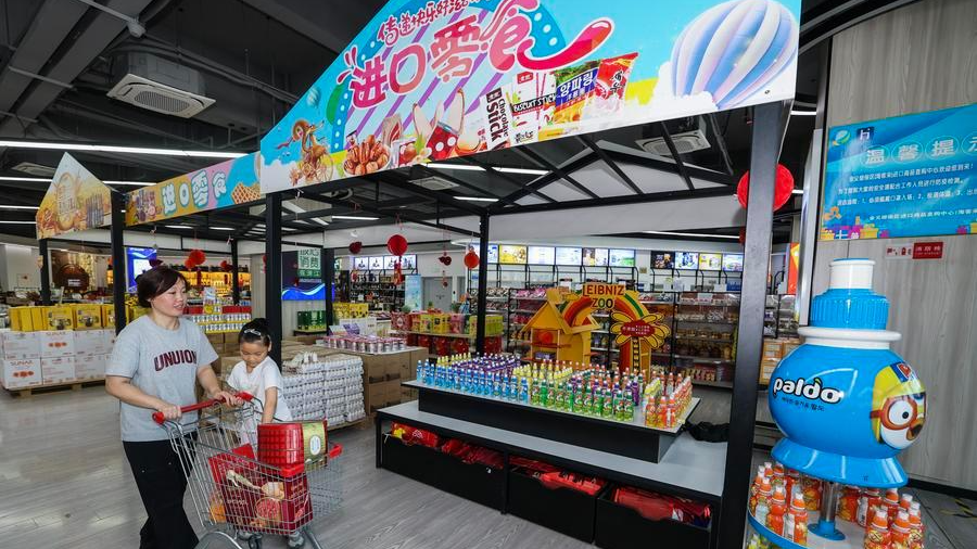 Des clients sélectionnent des marchandises importées dans la zone franche complète de Jinyi, dans le district de Jindong de la ville de Jinhua, dans la province chinoise du Zhejiang (est), le 7 juillet 2026. /Xinhua