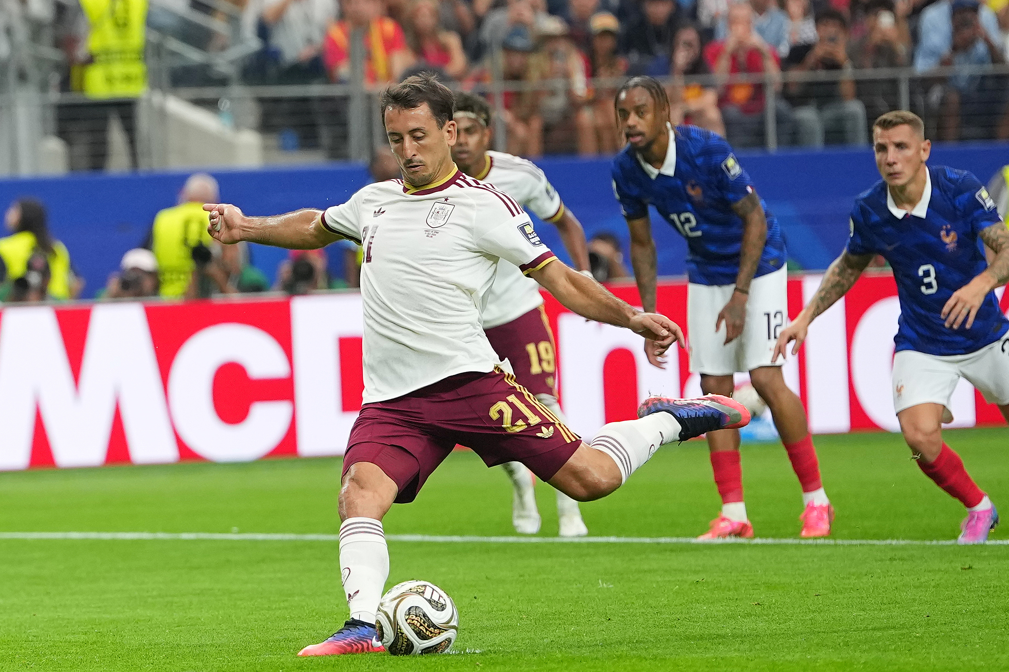 L'attaquant espagnol Mikel Oyarzabal (#21) tire pour marquer un penalty lors de la demi-finale contre la France lors de la Coupe du Monde de la FIFA 2026 à Arlington, Texas, le 14 juillet 2026. /VCG