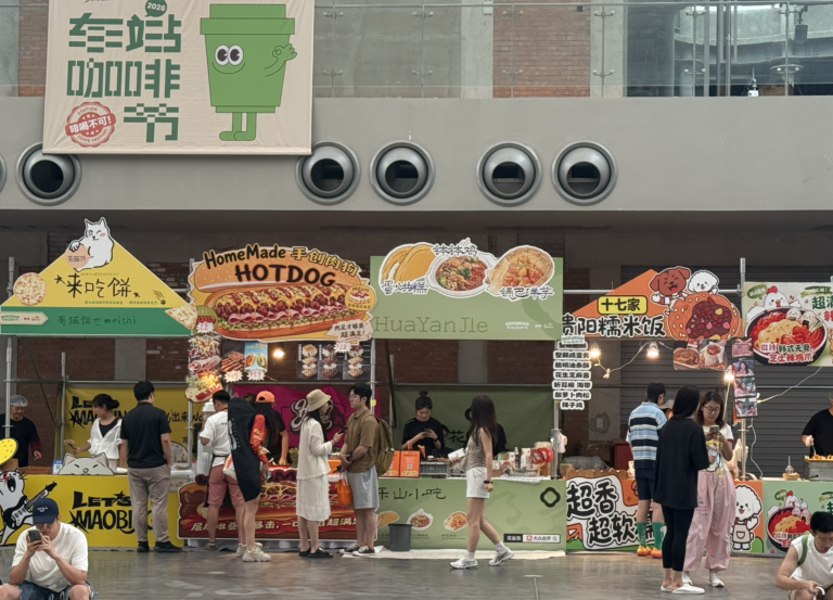 Stands au Festival du café de la gare de Langyuan, les 11 et 12 juillet 2026. /Zaruhi Poghosyan