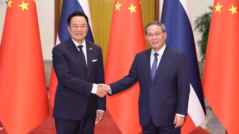 Le Premier ministre chinois Li Qiang s'entretient avec le Premier ministre du Royaume de Thaïlande Anutin Charnvirakul à Beijing, en Chine, le 20 juillet 2026. /Xinhua