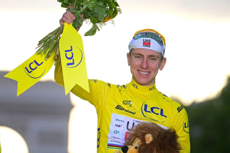 Le cycliste slovène Tadej Pogacar célèbre sur le podium après avoir remporté la 113e édition du Tour de France à Paris, France, le 26 juillet 2026. /VCG