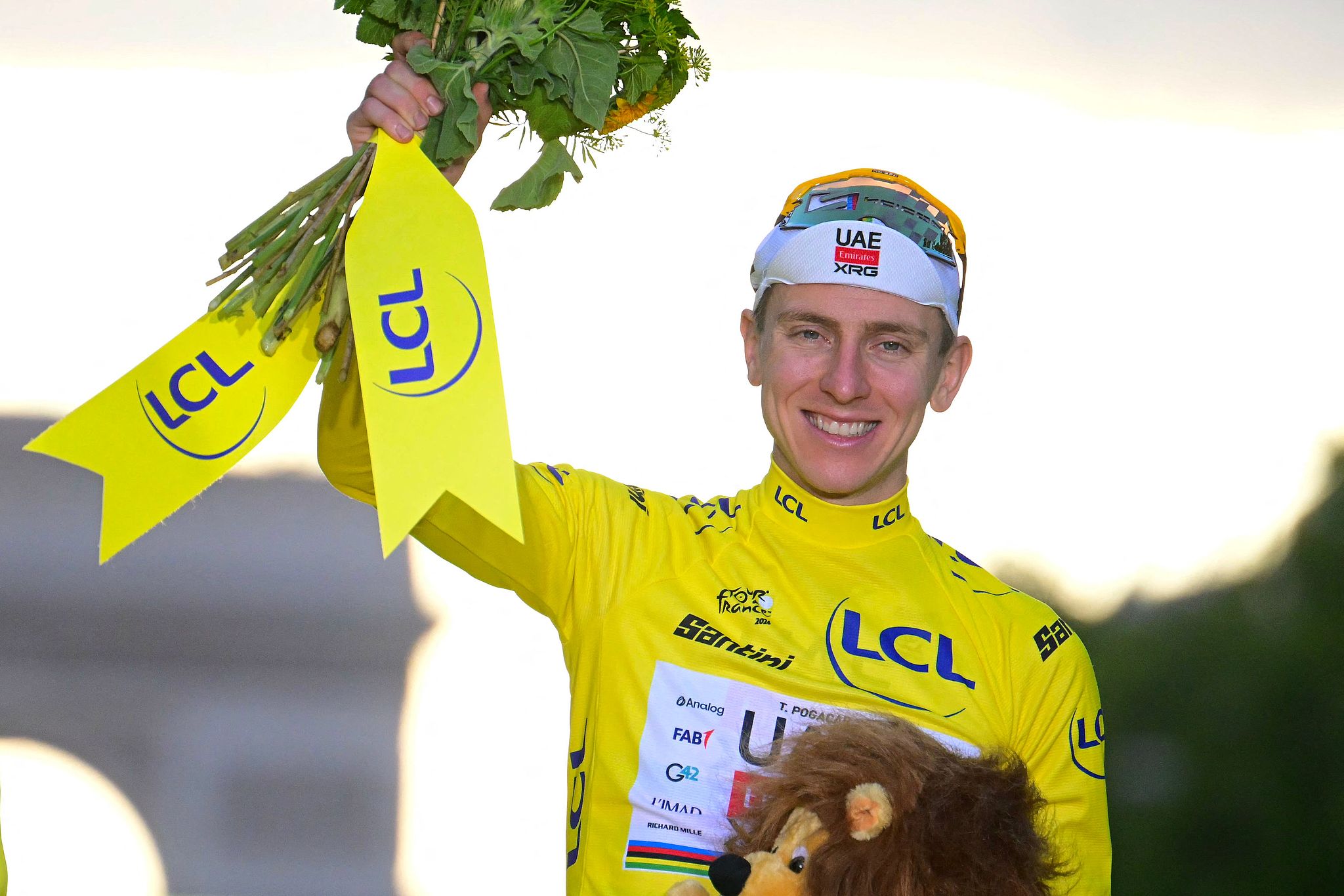 Le cycliste slovène Tadej Pogacar célèbre sur le podium après avoir remporté la 113e édition du Tour de France à Paris, France, le 26 juillet 2026. /VCG