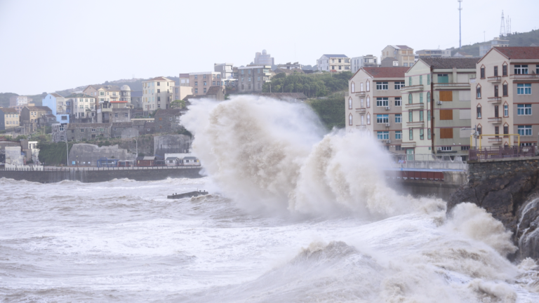 Affectées par le typhon Bavi, d'énormes vagues s'écrasent sur le rivage dans la zone panoramique de Jinshatan à Shitang, Wenling, province du Zhejiang, est de la Chine, le 10 juillet 2026. /VCG