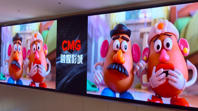 Une publicité pour un film est affichée sur un écran numérique dans un cinéma de Shanghai, le 26 juin 2026. /VCG