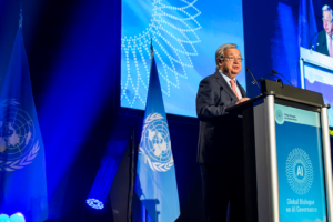 Le chef de l&rsquo;ONU prévient que l&rsquo;IA dépasse la surveillance et appelle à l&rsquo;adoption de règles de protection de l&rsquo;enfance
