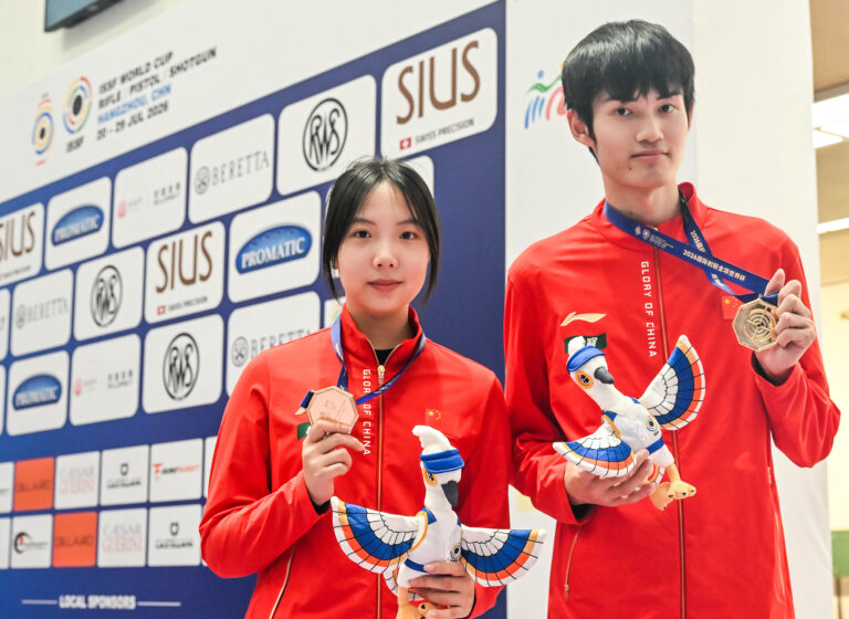 Les Chinois Wang Zifei (à gauche) et Sheng Lihao célèbrent après avoir remporté l'or par équipe mixte à la carabine à air comprimé de 10 m lors de la Coupe du monde ISSF à Hangzhou, en Chine, le 28 juillet 2026. /VCG