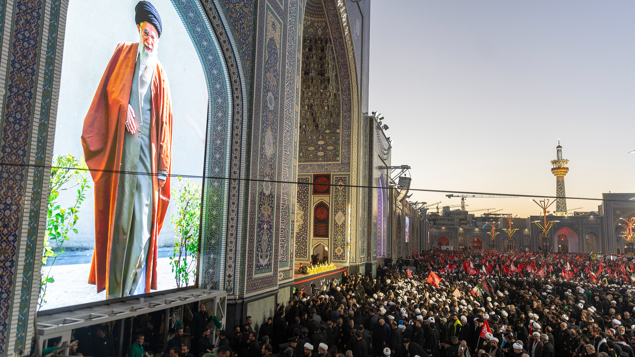 Des foules immenses se rassemblent pour l'enterrement du défunt guide suprême iranien Ali Khamenei au sanctuaire de l'Imam Reza à Mashhad, Iran, le 9 juillet 2026. /VCG
