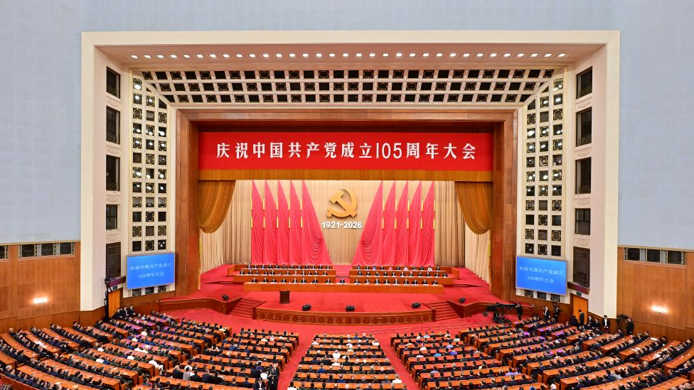 Un rassemblement pour célébrer le 105e anniversaire de la fondation du Parti communiste chinois (PCC) a lieu au Grand Palais du Peuple à Pékin, en Chine, le 1er juillet 2026. /Xinhua