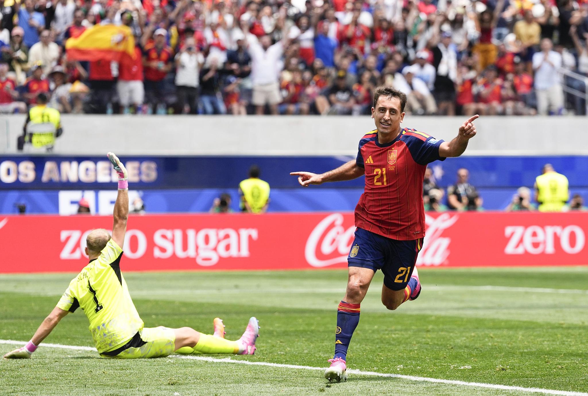 L'attaquant espagnol Mikel Oyarzabal (à droite) célèbre après avoir marqué un but en huitièmes de finale contre l'Autriche lors de la Coupe du Monde de la FIFA 2026 à Inglewood, Californie, le 2 juillet 2026. /VCG