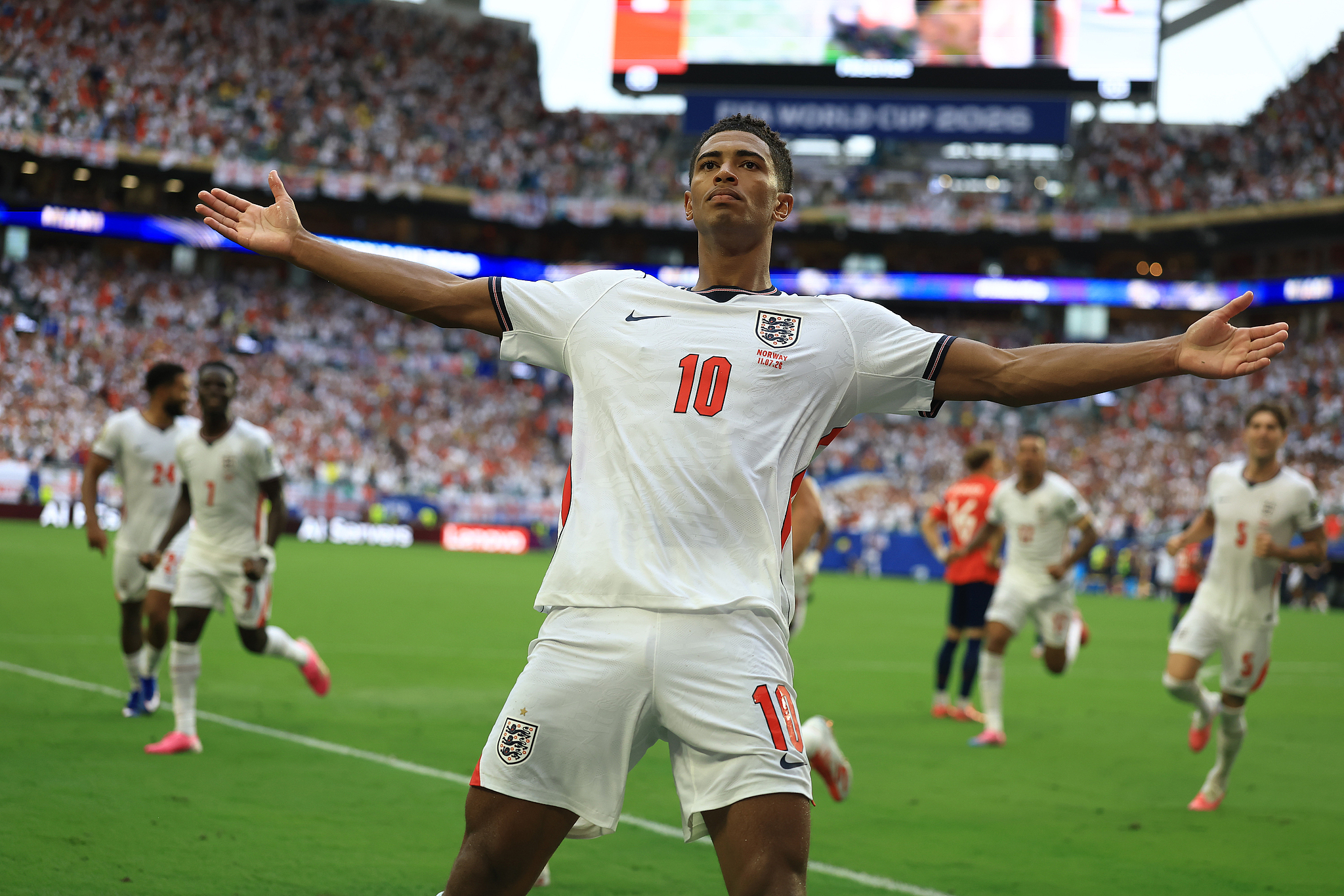 Le milieu de terrain anglais Jude Bellingham (#10) célèbre après avoir marqué un but lors du match quart de finale contre la Norvège lors de la Coupe du Monde FIFA 2026 à Miami Gardens, Floride, le 11 juillet 2026. /VCG