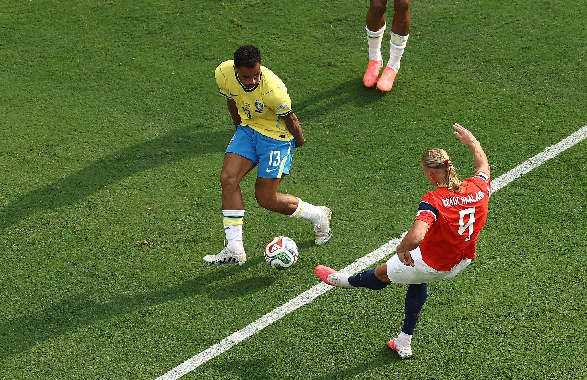L'attaquant norvégien Erling Haaland (#9) tire pour marquer un but en huitièmes de finale contre le Brésil lors de la Coupe du Monde de la FIFA 2026 à East Rutherford, New Jersey, le 5 juillet 2026. /VCG