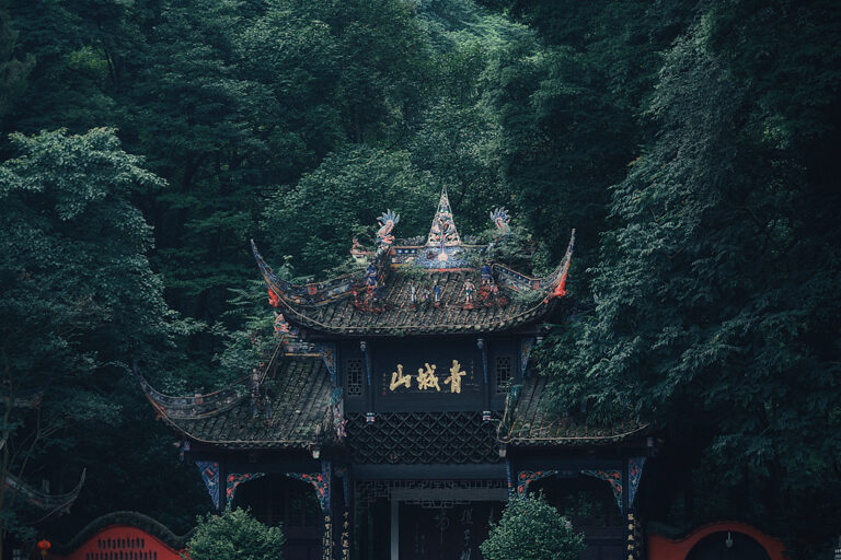 Une porte traditionnelle sur la montagne Qingcheng à Chengdu, province du Sichuan. /VCG