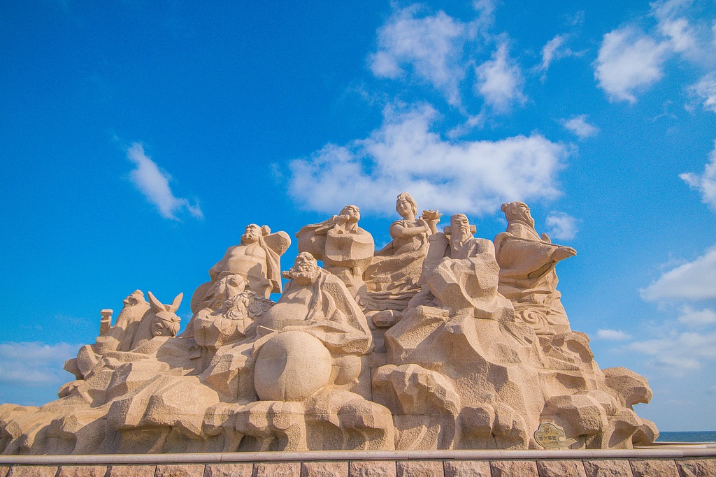 Une statue représentant les huit immortels à Penglai, dans la province du Shandong, une ville associée aux célèbres figures du folklore chinois. /VCG