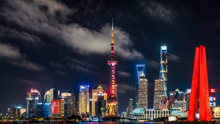 Une vue nocturne du Bund de Shanghai, en Chine, le 27 juin 2026. /VCG